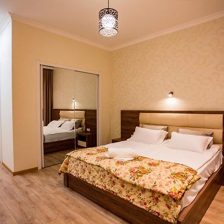 Yellow Apartment In Avlabari 트빌리시 외부 사진