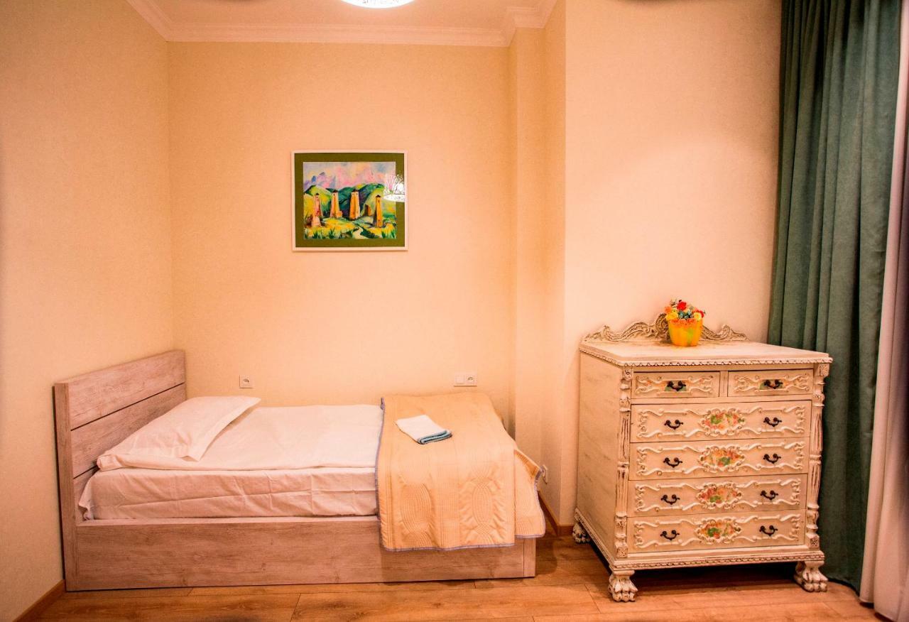 Yellow Apartment In Avlabari 트빌리시 외부 사진